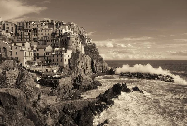 Manarola Kilátással Földközi Tengerre Épületek Felett Sziklák Cinque Terre Olaszország — Stock Fotó