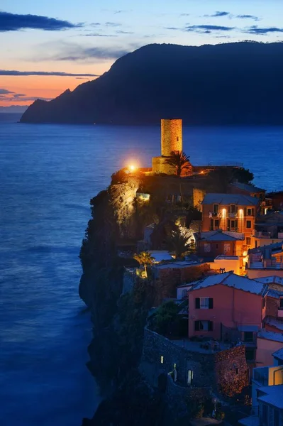 Vernazza Nachts Met Gebouwen Rotsen Boven Zee Cinque Terre Italië — Stockfoto