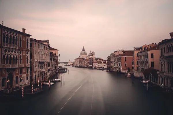 Venetsian Kirkko Santa Maria Della Salute Canal Pitkän Altistuksen Italiassa — kuvapankkivalokuva