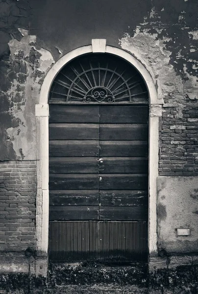 Відбивні Двері Вікна Старих Будинках Венеції Італія — стокове фото