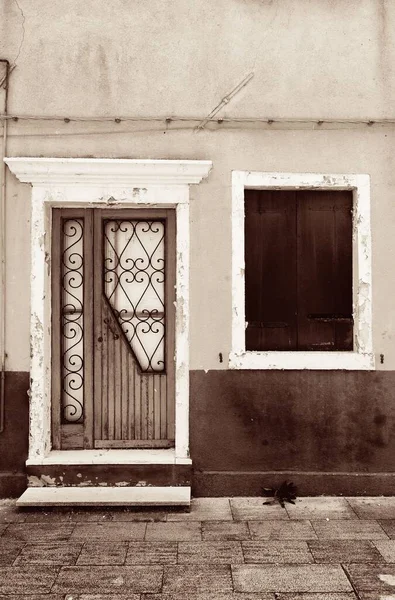 ブラノの歴史的な建物のドアと窓の黒と白 ヴェネツィア イタリア — ストック写真