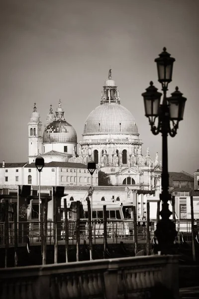 Kościół Santa Maria Della Salute Widok Ulicy Lampą Drogową Wenecji — Zdjęcie stockowe