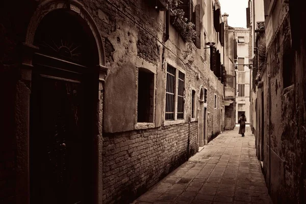앨리는 이탈리아 베니스에 역사적 건물들을 — 스톡 사진