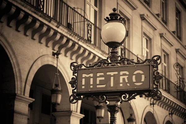 Sokakta Paris Metro Tabelası — Stok fotoğraf