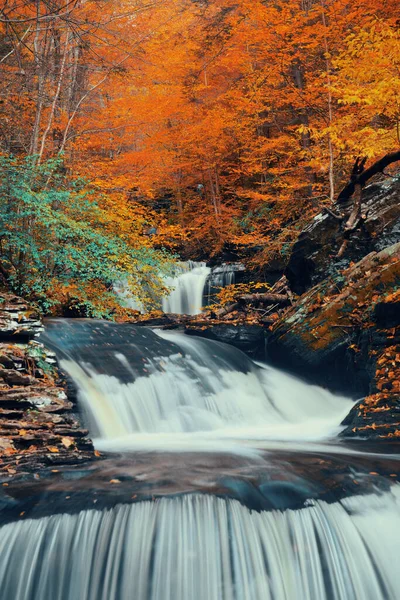 Podzimní Vodopády Parku Barevným Listím — Stock fotografie