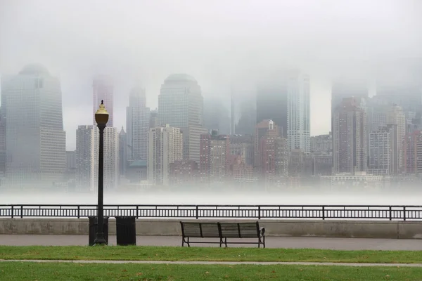 纽约市商业区在雾蒙蒙的天气里从公园看去 — 图库照片