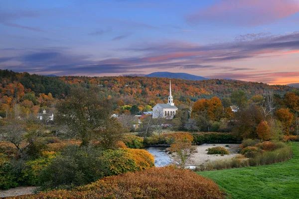 Stowe Zachód Słońca Jesieni Kolorowych Liści Wspólnoty Kościoła Vermont — Zdjęcie stockowe