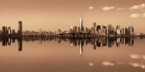 Manhattan Downtown Skyline Mit Urbanen Wolkenkratzern Über Dem Fluss Mit — Stockfoto