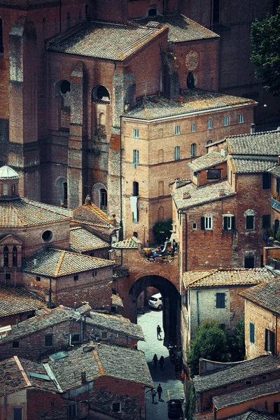 意大利锡耶纳中古城天台景观及历史建筑 免版税图库图片