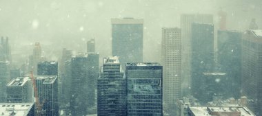 New York şehrinin tarihi mimarisi ile kış karında gökyüzü şehir manzarası 