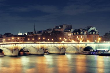 Paris, Fransa 'da gece Seine Nehri ve Pont Neuf Nehri.