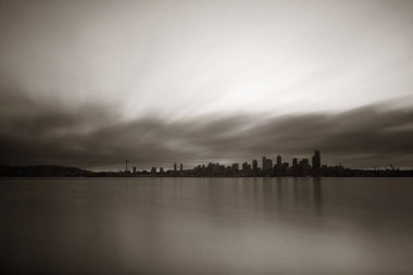 Şehir mimarisi ile Seattle şehrinin ufuk çizgisi deniz manzarası.