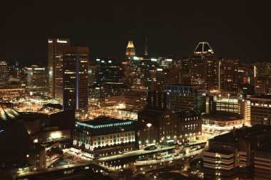 Baltimore iç liman bölgesi çatı manzaralı geceleri şehir binaları.