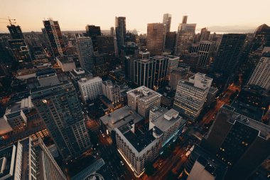 Gün batımında kentsel mimari ile Vancouver çatı manzarası.