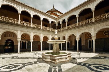 İspanya, Sevilla 'da güzel desenleri ve dekorasyonu olan Casa de Pilatos avlusu..
