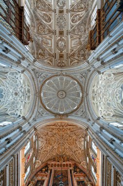Cordoba İspanya Camii Katedrali 'nin iç görünümlü inanılmaz tavan desenleri