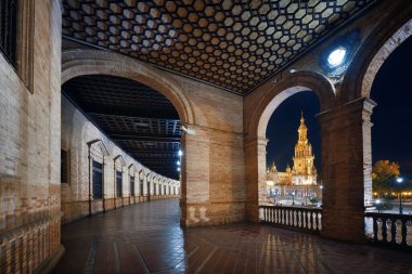 Plaza de Espana ya da İspanya Meydanı Seville, İspanya 'da gece yakın çekim görüntüsü