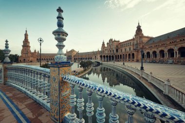 İspanya 'nın Sevilla şehrinde Plaza de Espana ya da İspanya Meydanı yakın çekim görüntüsü
