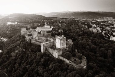 Granada, İspanya 'daki tarihi binalarla Alhambra hava manzarası.