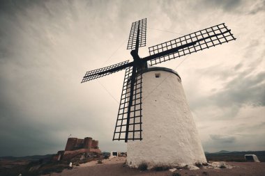 İspanya 'da Toledo yakınlarındaki Consuegra' da yel değirmeni yakın çekim görüntüsü