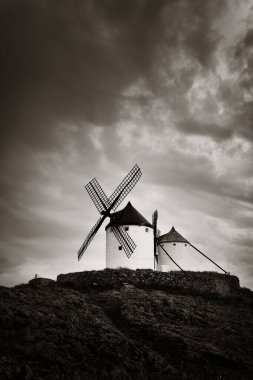 İspanya 'da Toledo yakınlarında Consuegra' da yel değirmeni