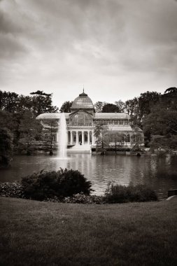 Madrid, İspanya 'daki El Retiro Parkı' ndaki Kristal Saray veya Palacio de Cristalis.