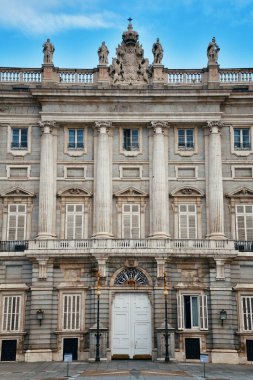 İspanya 'nın Madrid şehrindeki Kraliyet Sarayı tarihi bina görüntüsü.