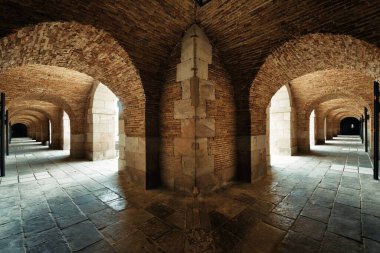Kemer yapısı olan yürüyüş yolu. Barcelona, İspanya 'daki Castell de Montjuic Kalesi