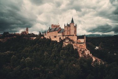 İspanya 'nın ünlü hava manzarası olarak Segovia' lı Alcazar.