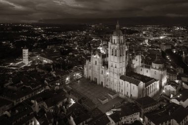 İspanya 'da geceleri Segovia Katedrali hava manzarası.