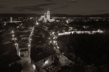İspanya 'da geceleri Segovia Katedrali hava manzarası.