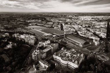 Madrid Atocha İstasyonu İspanya 'daki tarihi binalarla hava manzaralı.