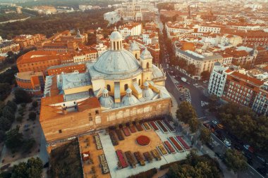 İspanya, Madrid 'de gün doğumunda San Francisco El Grande Kraliyet Bazilikası' nın hava manzarası.