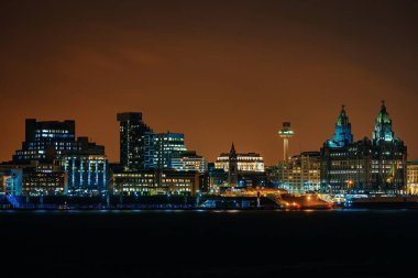 İngiltere 'de İngiltere' deki binalarla geceleyin Liverpool gökdelenli şehir manzarası