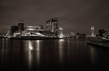 Salford Quays iş bölgesi geceleyin Manchester, İngiltere, İngiltere 'de