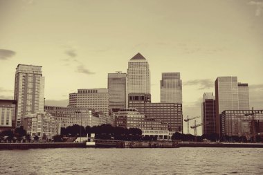 Londra 'daki Canary Wharf iş bölgesi siyah ve beyaz. 