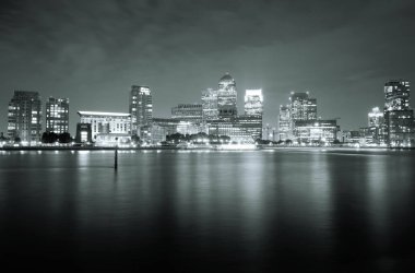 Londra 'daki Canary Wharf iş bölgesi Thames Nehri üzerinde gece. 