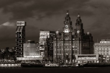 Liverpool Kraliyet Liver Binası İngiltere 'de binaları olan bir gece.