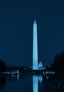 Washington Anıtı, gece Washington DC 'de ulusal dönüm noktası oldu.