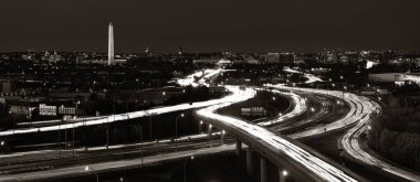Washington DC gece trafik ve karayolu ile gökyüzü manzarası