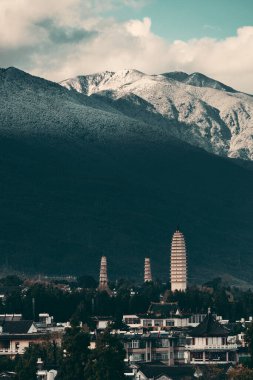 Dali 'nin eski bir kasabasında Cangshan Dağı, Yunnan, Çin' de karla kaplı antik bir tapınak..