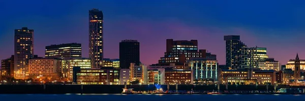 Die Skyline Von Liverpool Bei Nacht Mit Gebäuden England Großbritannien — Stockfoto