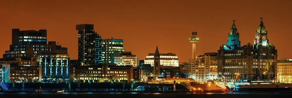 Ngiltere Ngiltere Deki Binalarla Geceleyin Liverpool Gökdelenli Şehir Manzarası — Stok fotoğraf