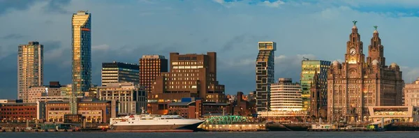 Ngiltere Ngiltere Deki Binalarla Liverpool Gökdelenli Şehir Manzarası — Stok fotoğraf