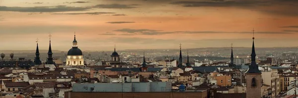 スペインの日没時の街のスカイラインのマドリードの屋上ビュー — ストック写真