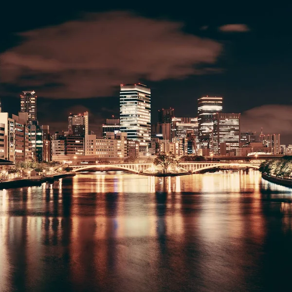 高層ビルや橋で川を渡って大阪スカイライン — ストック写真