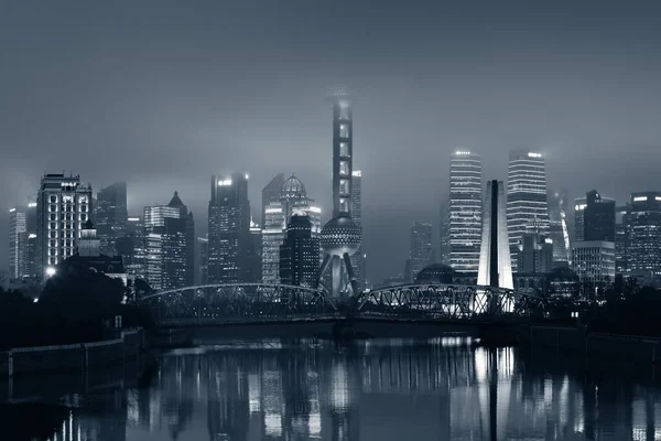 中国の近代的な高層ビルと上海スカイラインの夜景 — ストック写真