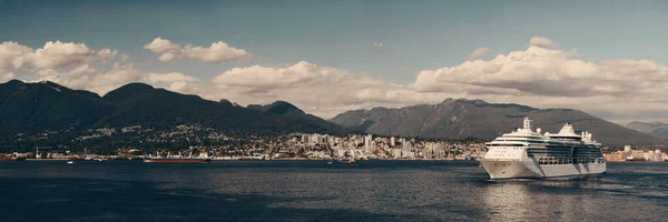 Kreuzfahrtschiff Und Stadtsilhouette Mit Bergen Und Städtischen Gebäuden Vancouver Kanada — Stockfoto