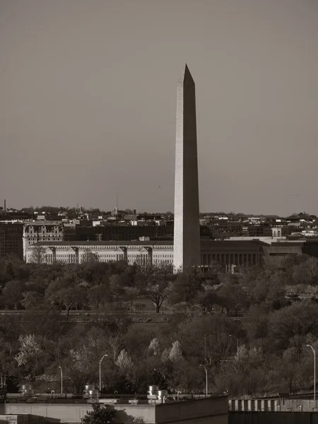 ワシントンDcの屋上から見た国のランドマークとしてワシントン記念碑 — ストック写真