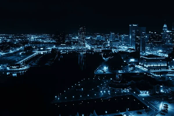 Baltimore Innenhafen Bezirk Dachterrasse Bei Nacht Mit Städtischen Gebäuden — Stockfoto